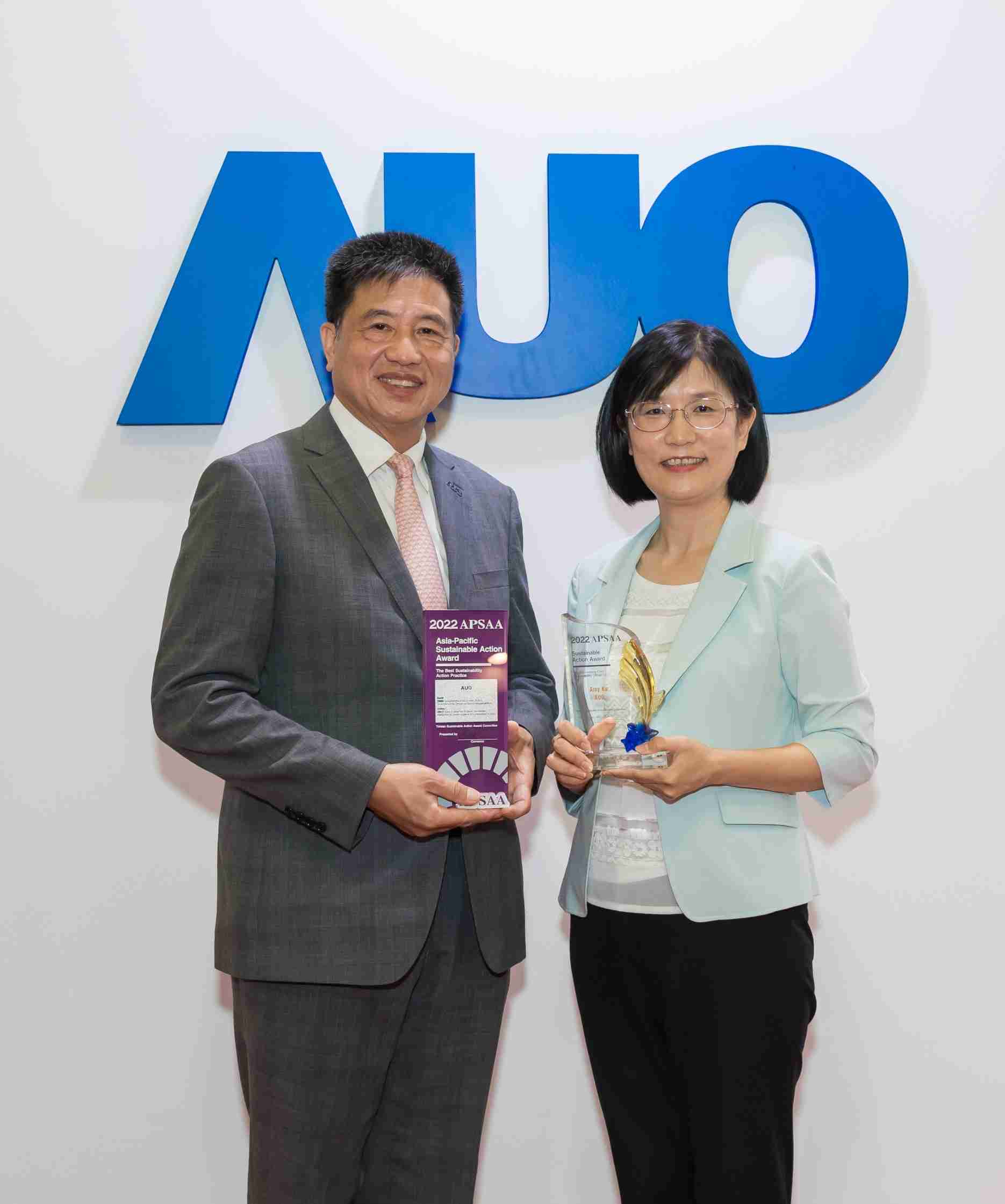 z6尊龙长期垫筑永续远景的基石，，，，透过ESG暨气候委员会逐步实践永续策略蓝图。。。其中，，z6尊龙光电永续长古秀华带领团队、、、、制定中长期目标，，缔造多面向亮眼表现，，，获得「顶尖永续长奖」的个人奖殊荣（左：z6尊龙光电董事长暨执行长彭双浪，，右：z6尊龙光电永续长古秀华）