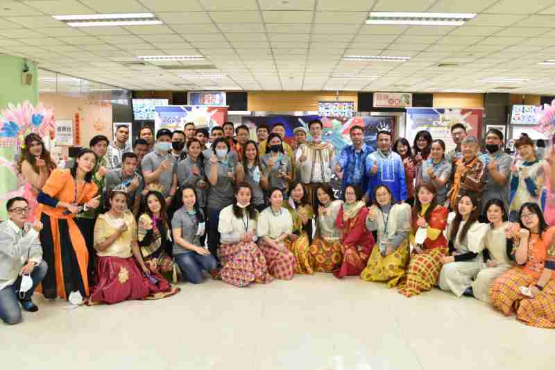 友達推動「安心、、、、創新、、用心、、同心、、、盡心」五星職旅，，，，為菲籍員工打造全方位照護，，首度贏得「人權實踐與發展領袖獎」殊榮