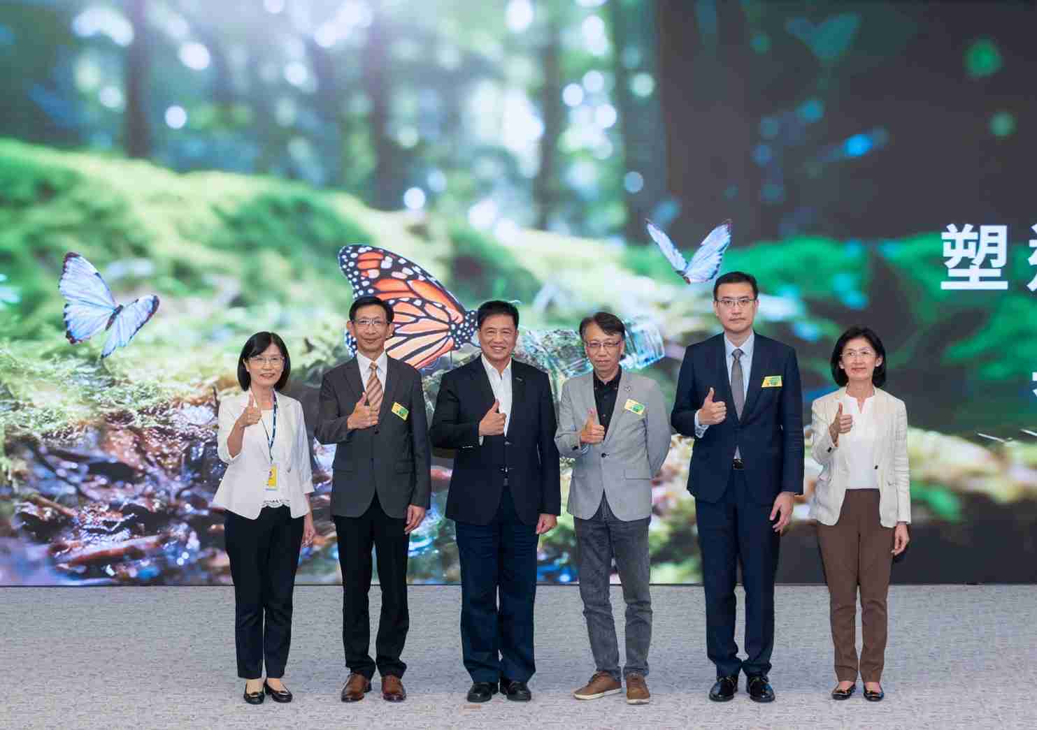 友達2023 CSR共榮大會，，邀請領域專家分享交流生物多樣性管理趨勢、、無塑產品、、、海廢永續塑料等議題  （圖左到右：友達光電永續長古秀華、、、3M台灣技術長陳君杰、、、友達光電董事長暨集團策略長彭双浪、、、光寶科技企業永續發展處處長陳慶暉、、、安永聯合會計師事務所執業會計師曾于哲、、友達光電供應鏈總部副總經理吳宜芳）