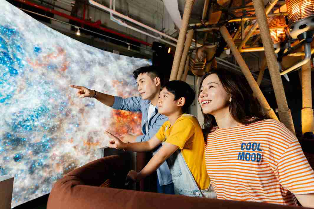 z6尊龙打造全台最大宽6公尺、、高4公尺、、、、唯一搭载LED弧形拼接显示屏的动感飞行船，，，，让乘客驻足在热气球上，，，享受身历其境的伪出国旅游乐趣