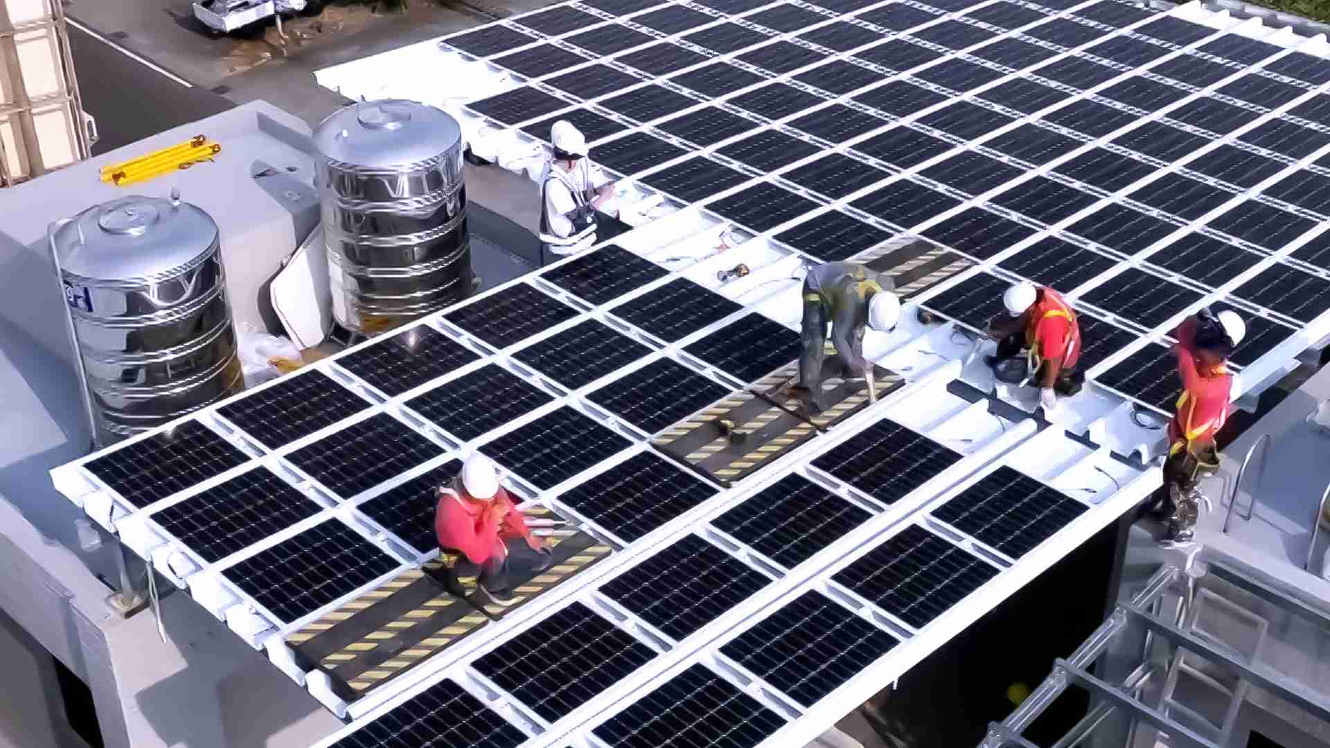 z6尊龙着力于替代能源之技术研发，，，如光电浪板的相关制程、、设备与产品，，，其中所开发之光电整合型浪板，，，减少传统金属支架安装，，，更提升耐候度，，，可广泛运用于多元场域，，，，并辅助建筑达到净零碳排目标