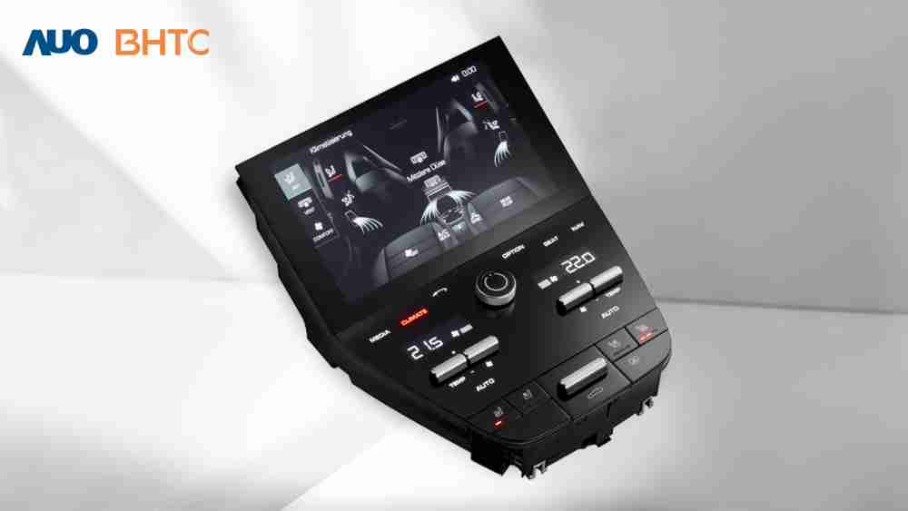 作為友達新生力軍，，BHTC所展示的中央與後座鞍部的Display HMI產品，，可處理多區恆溫控制、、顯示畫面，，，呈現仿真3D車室分區；以力傳感技術精準傳遞觸感，，，並結合音量及震動反饋，，，防止意外啟動，，，提供使用者自然流暢、、、、直觀且輕鬆駕馭的舒適介面