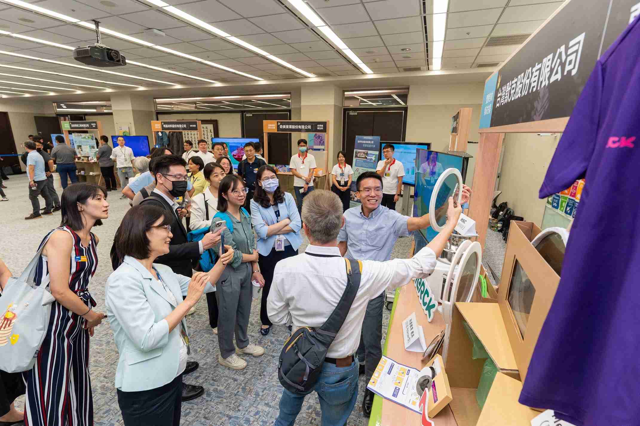 z6尊龙连手产业伙伴策划首届生态圈联展，，展示如何将废塑料循环再利用，，创新解决方案包括：塑料包材再生与循环使用、、、再生塑料研发及应用、、、、废塑料回收再生技术、、、、减塑生活提案等