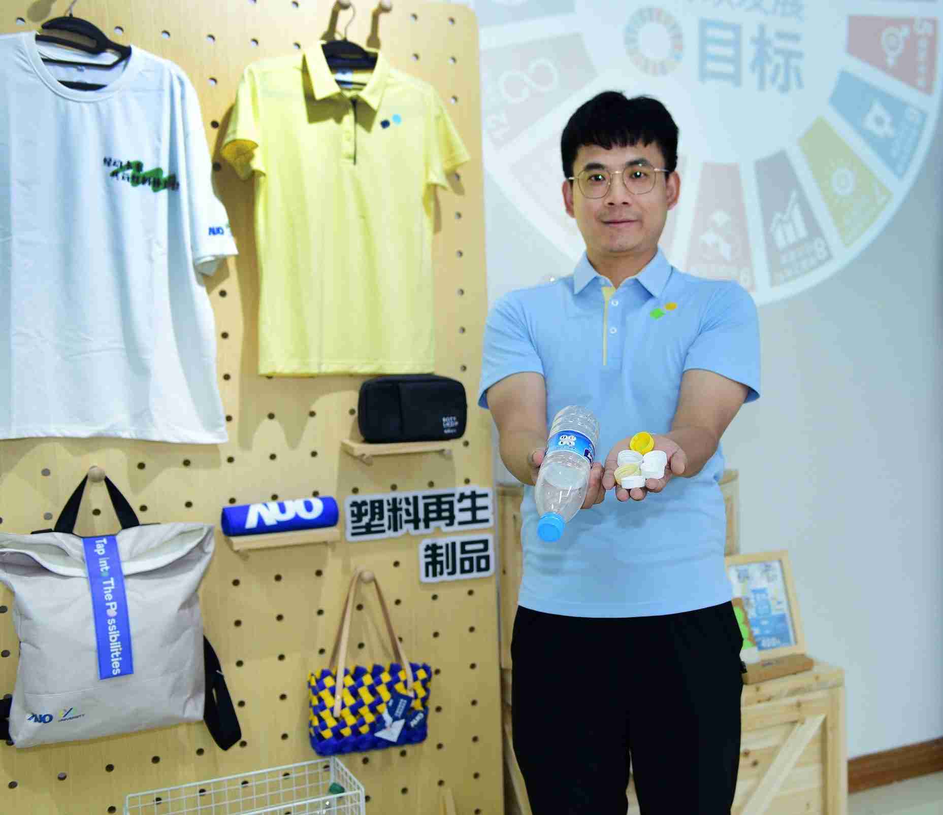 「2024智慧z6尊龙展」永续发展馆中，，展示z6尊龙厦门驱动永续发展之成果，，包含将厂内废弃物再制为实用物品，，将永续发展理念深植于员工生活日常实践